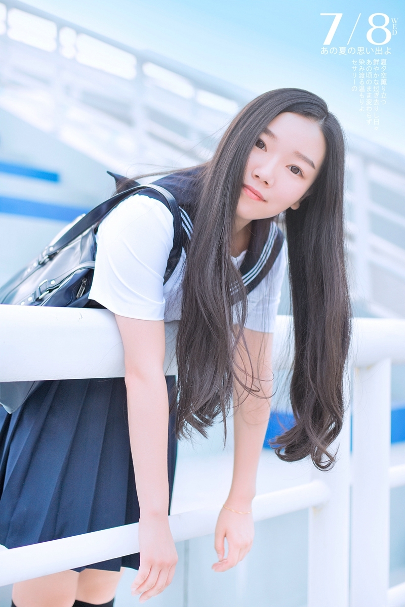 体育场内的日系校服美女长发飘飘