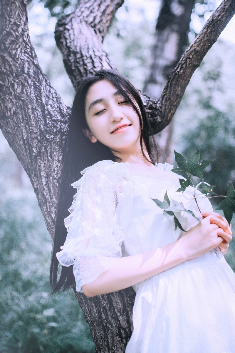 森林内的白裙黑发美女宛如仙子