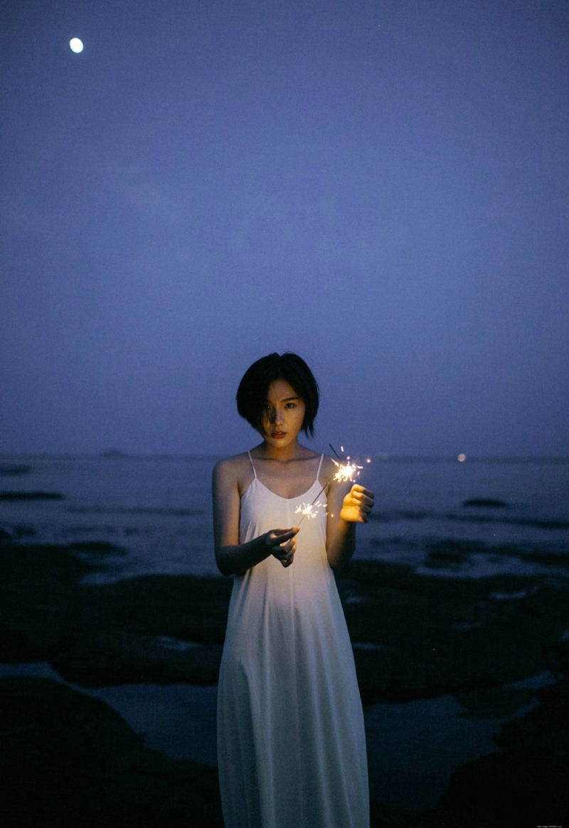 夜晚烟花美女寂寞侧颜漂亮吸睛写真