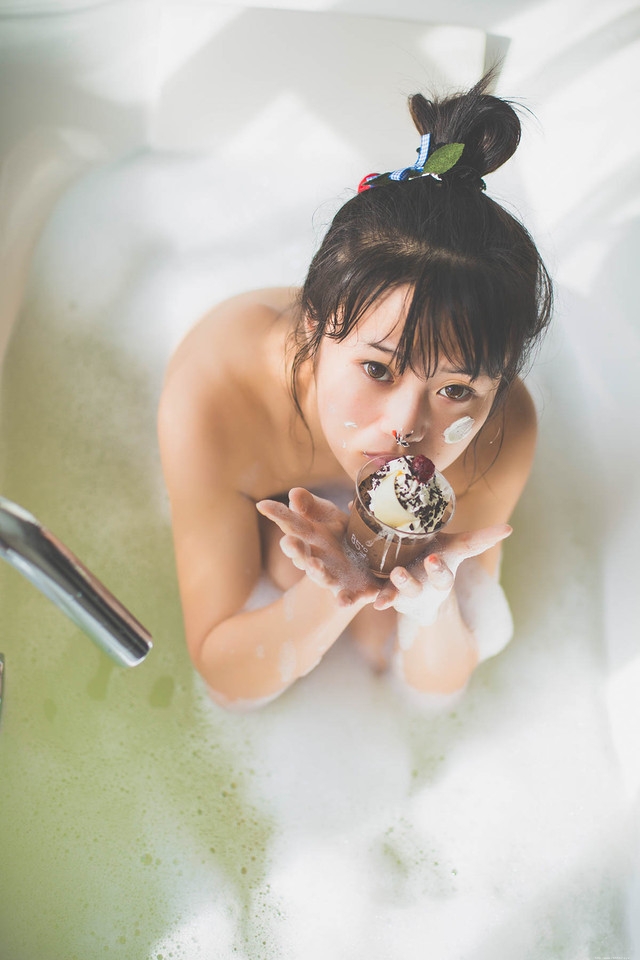 浴缸内的吃瓜少女泡泡浴写真湿身诱惑