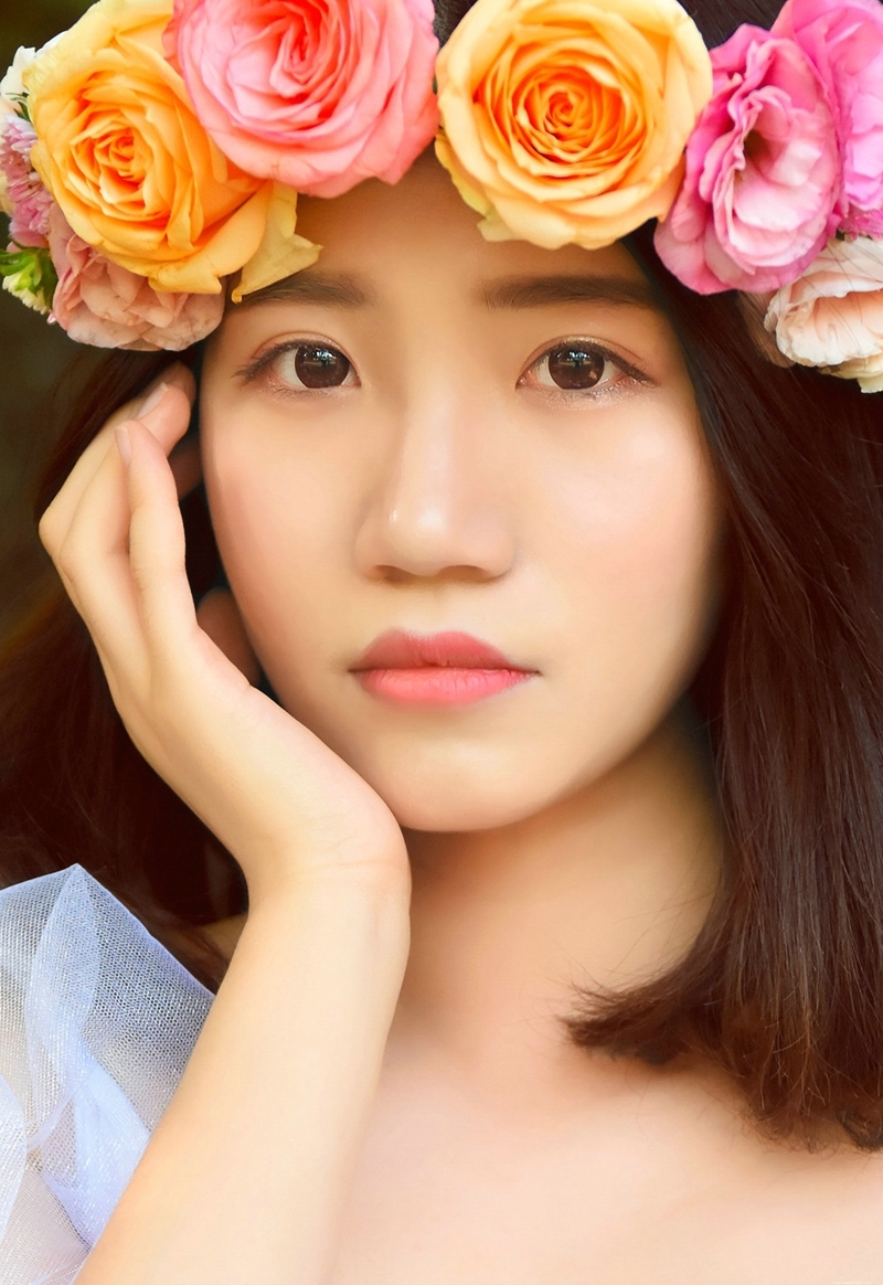 树林内的花环短发气质美女如花般娇艳