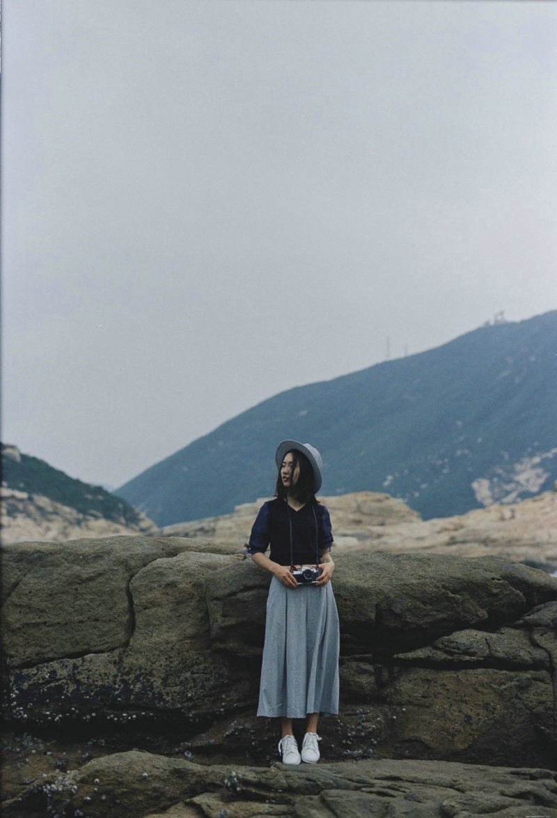 海岸边的森系气美女随风飘动