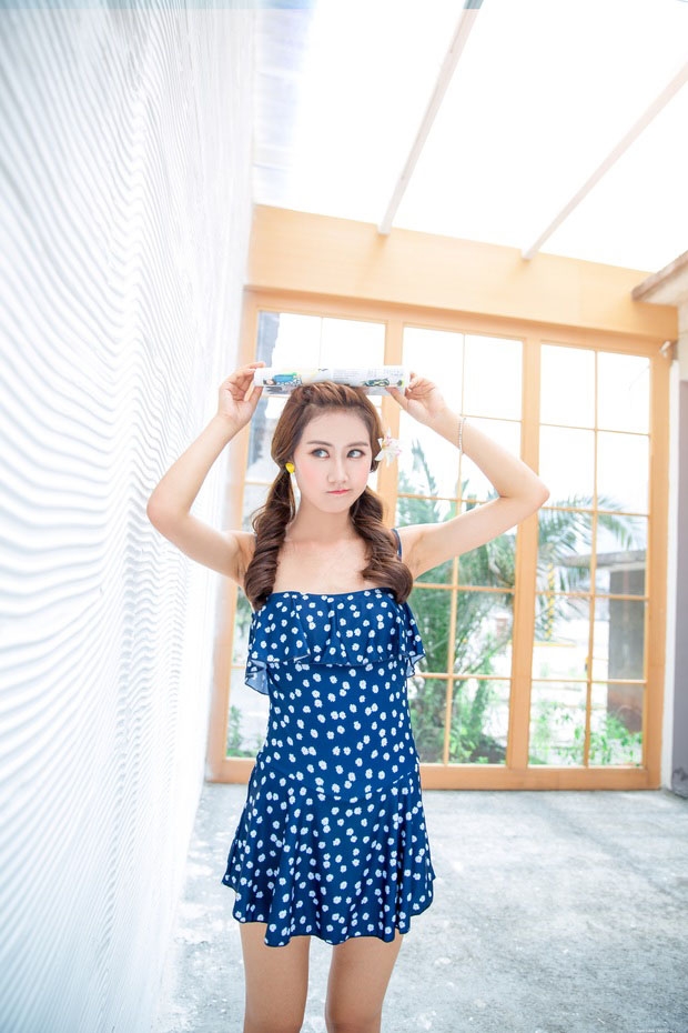 性感大胸美女高叉泳装艺术写真摄影图