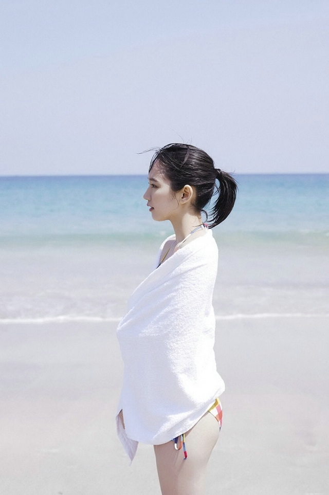 性感比基尼泳衣美女海边摄影写真图片