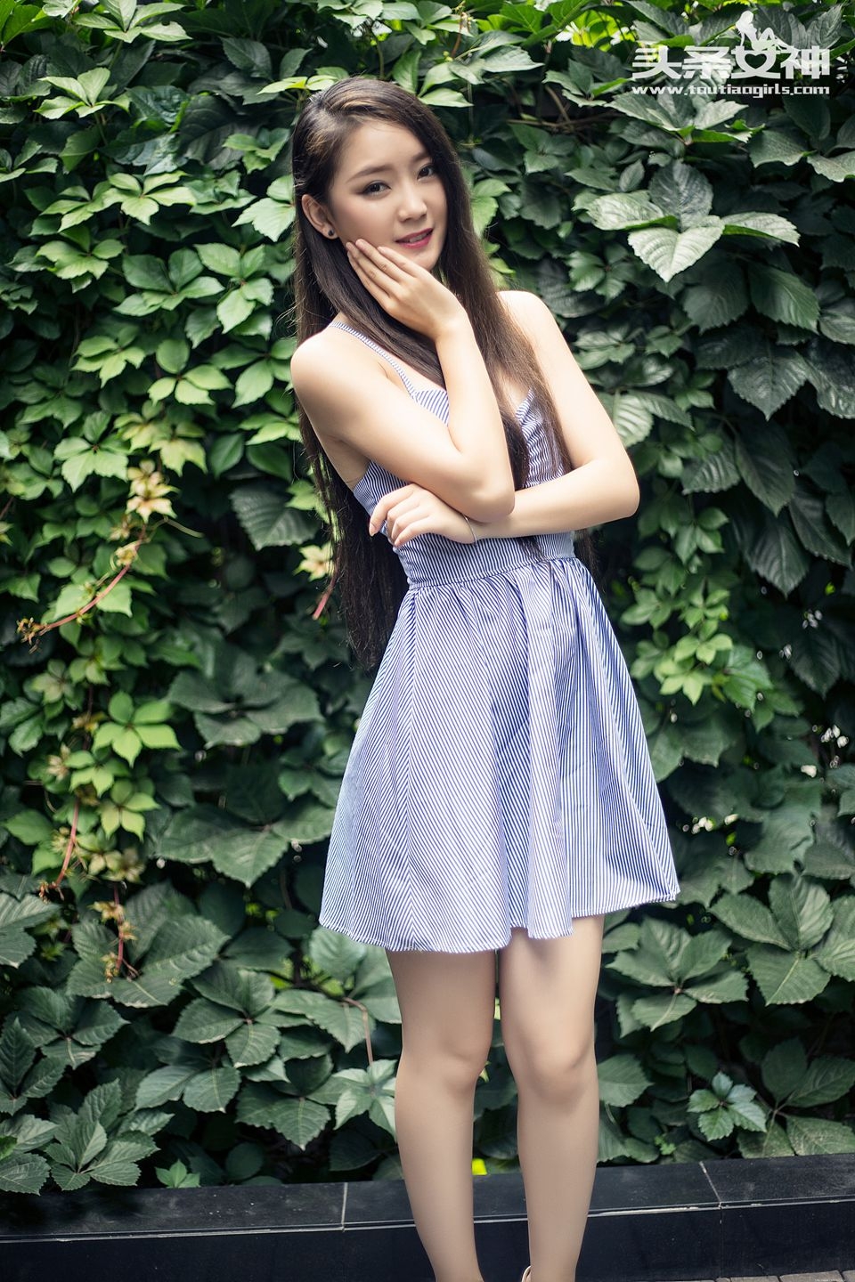 性感美腿mm小雅迷人街拍美臀写真图片