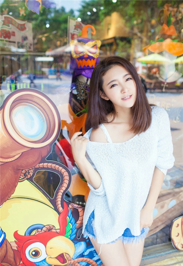 性感迷人车模极度诱惑西西人体大胆尺度写真图片