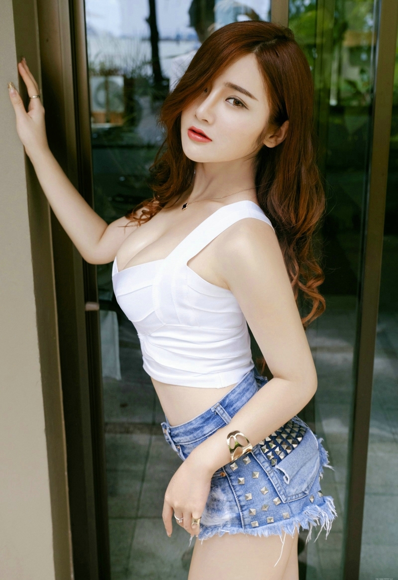 性感少妇夏日紧身牛仔短裤搭配诱惑写真摄影图片