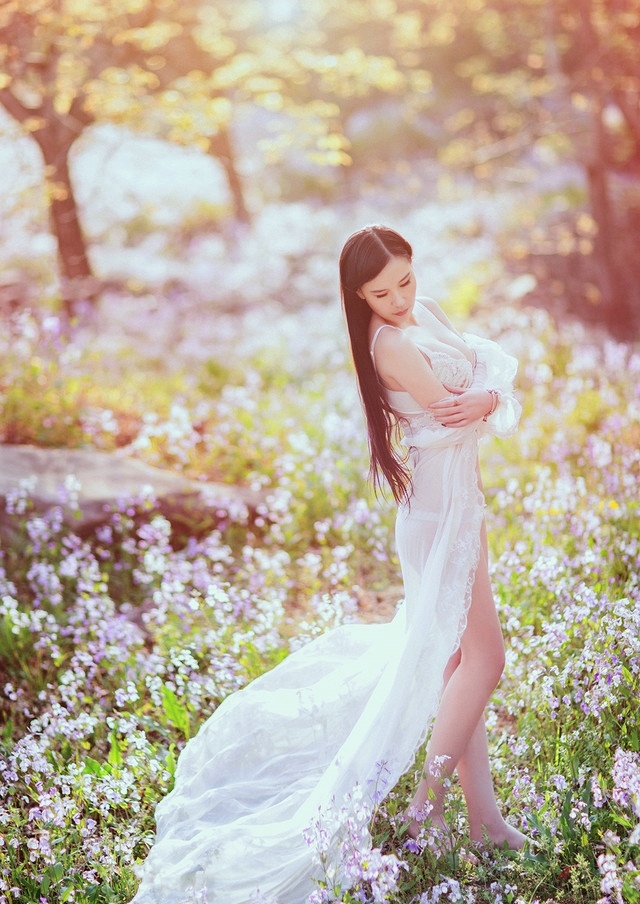 小清新美女性感比基尼野外娇媚写真