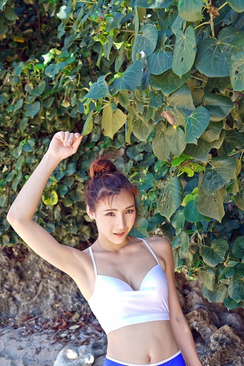 海边性感泳装少女Hana妹丰胸细腰诱人