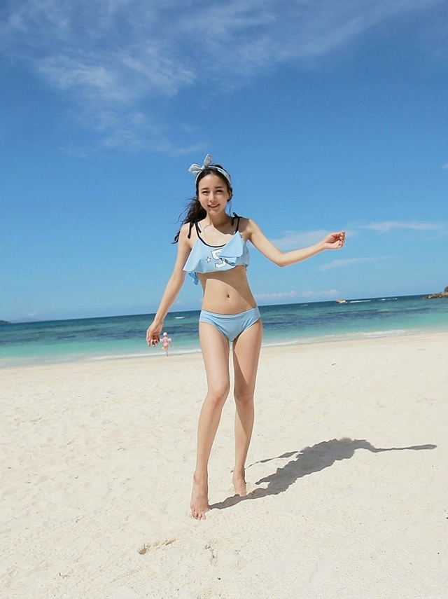 俏皮漂亮泳装妹子甜美可爱沙滩写真