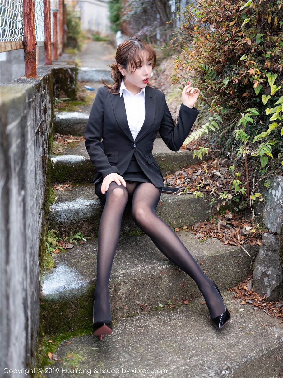 性感秘书黄楽然制服丝袜美臀诱惑外拍写真