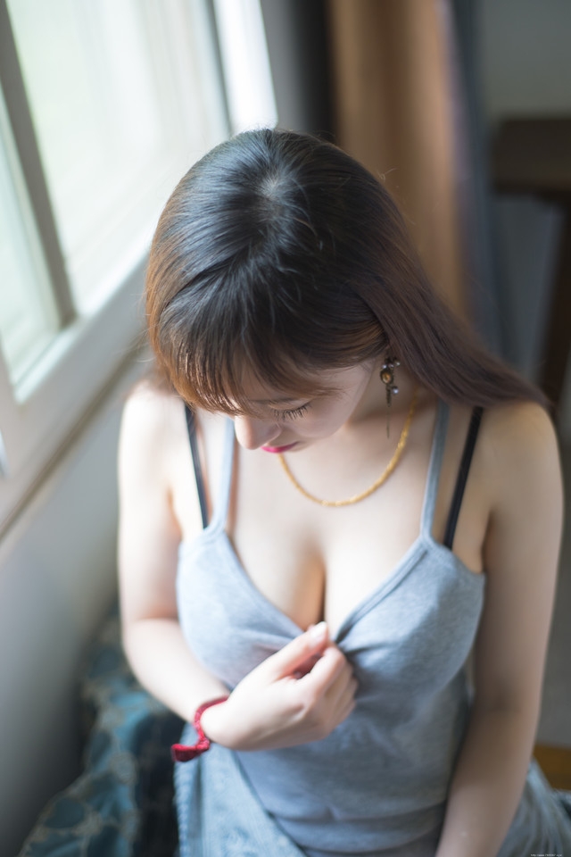 性感大胸女神低胸秀乳沟魅惑撩人