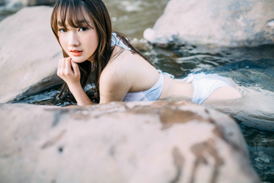 溪水湿身的性感内衣少女楚楚动人