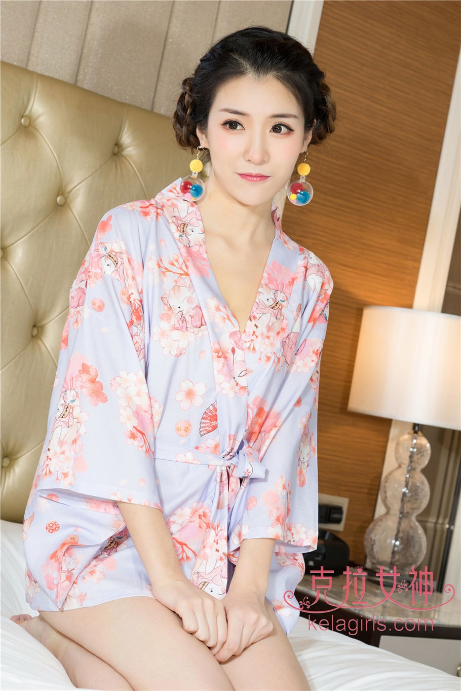 气质美女恬恬养眼玉足床上诱惑私房写真