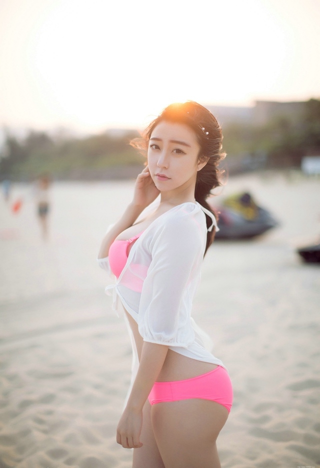 性感比基尼女孩海滩上个人诱惑艺术写真摄影美图