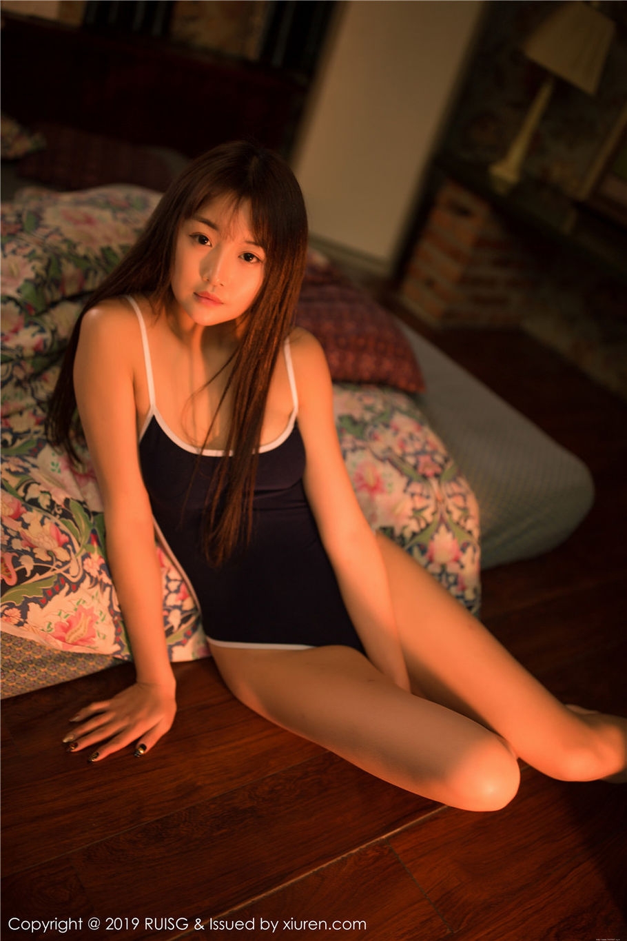 甜美女生圆圆Daphne连体泳装美腿诱惑私房照