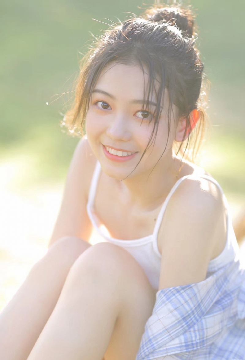 阳光姐姐杏眼迷人漂亮女生照片