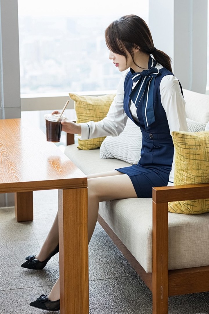 性感美女服务员琪琪笔直美腿小小翘臀香嫩多汁