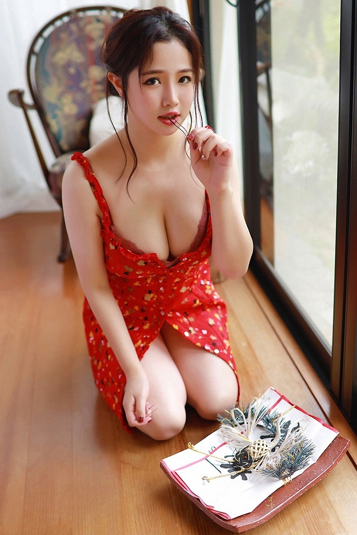 迷人少妇大乳诱惑