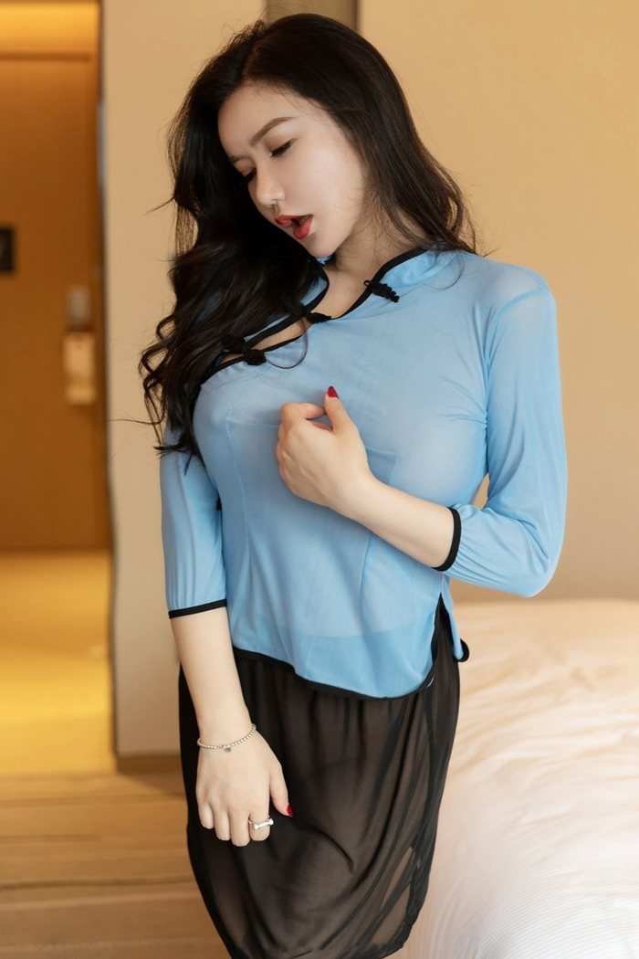 大胸美女实在是好想抓一下