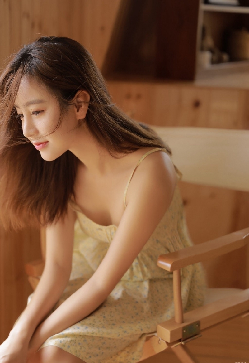 气质小姐姐香肩吊带迷人风情写真