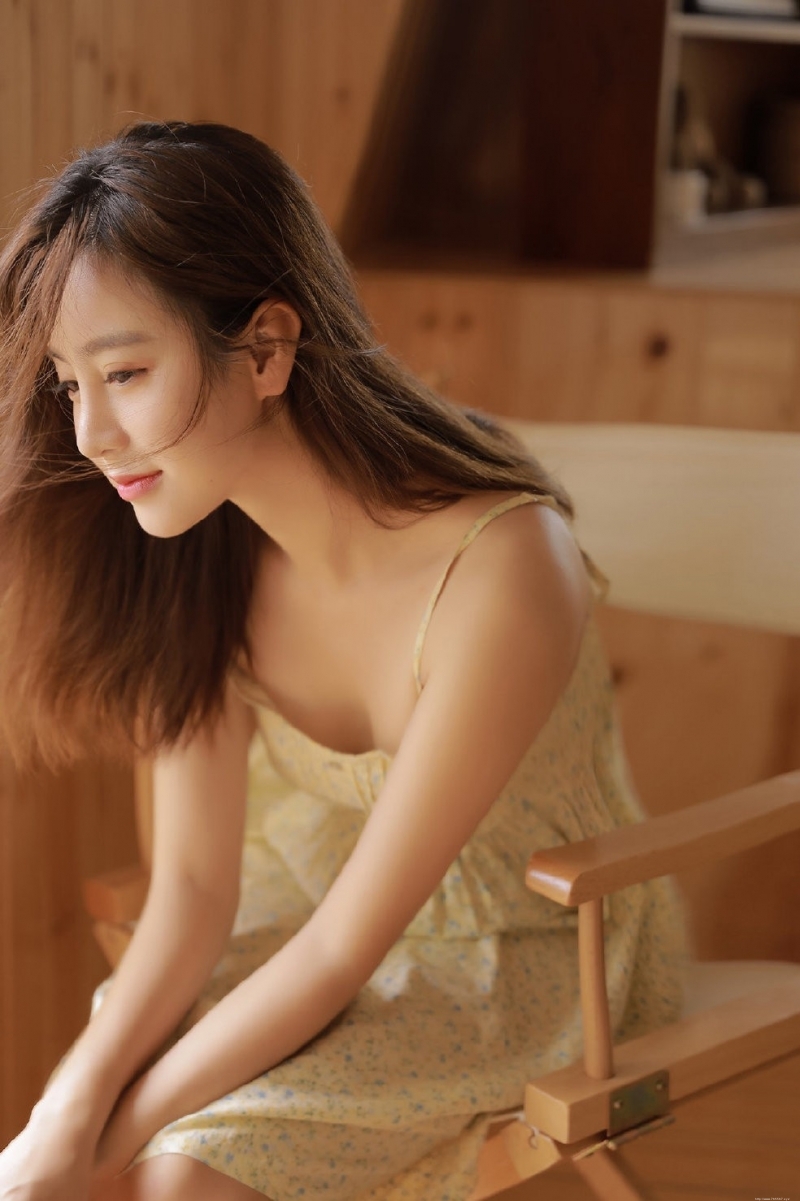 干净小姐姐吊带香肩撩人私房照