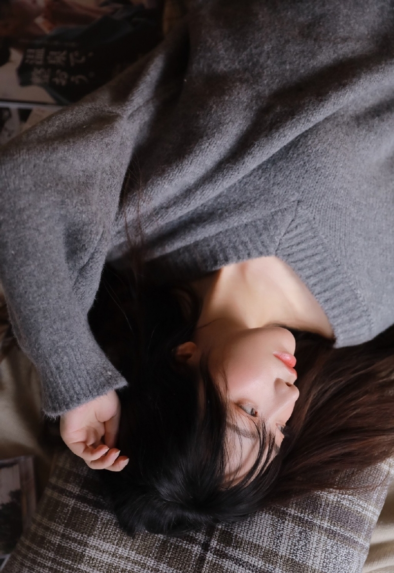 鹅蛋脸俏佳人锁骨精致性感写真