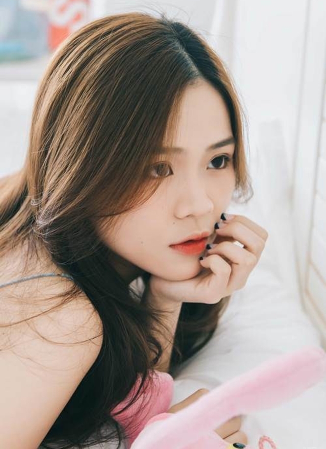 00后漂亮美眉明眸皓齿清纯写真