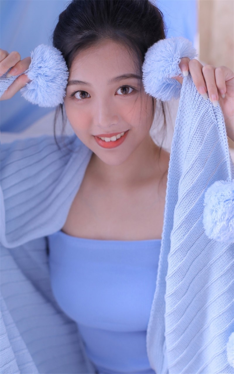 丰胸小美女大眼澄澈清新可爱图片