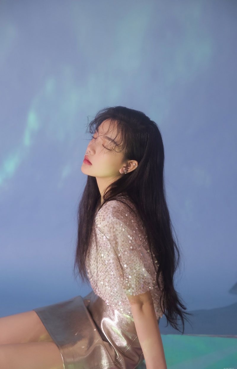 温婉气质美人媚眼红唇写真摄影