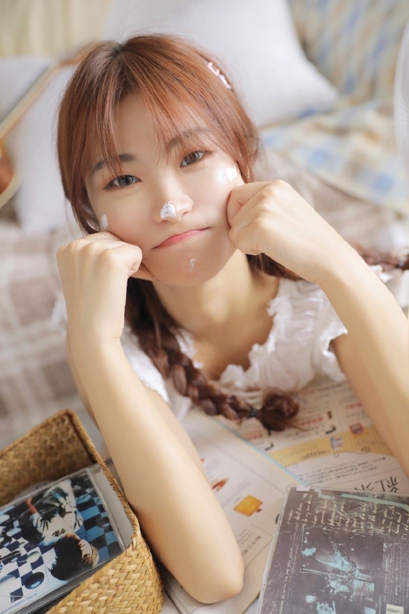 麻花辫少女古灵精怪俏皮女生照片