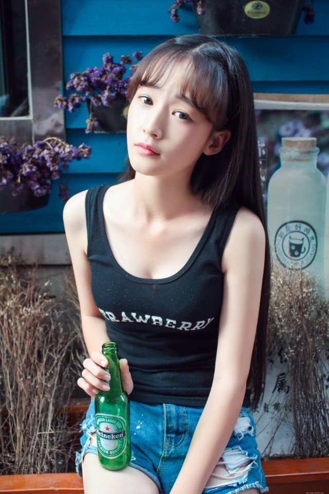 爱笑的女孩楚楚动人街拍图片