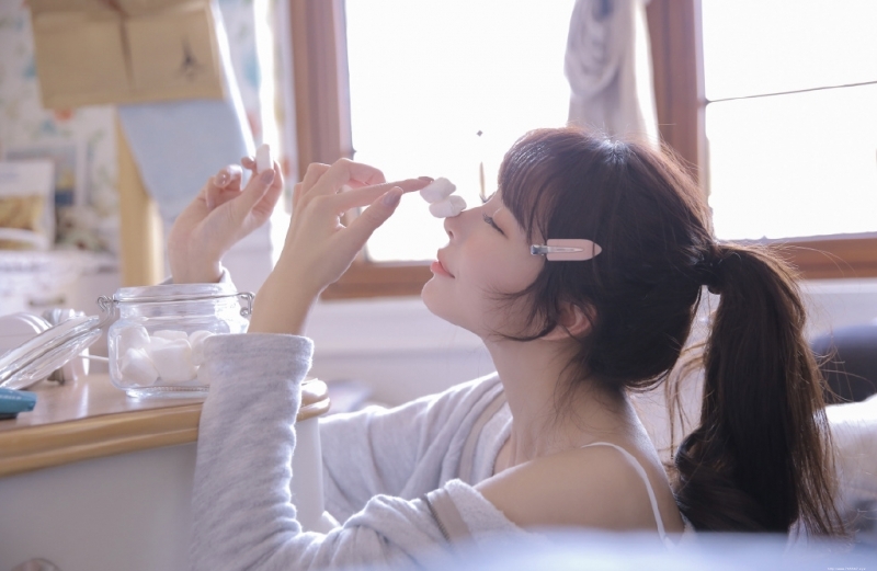 邻家女孩牛仔热裤修长美腿写真