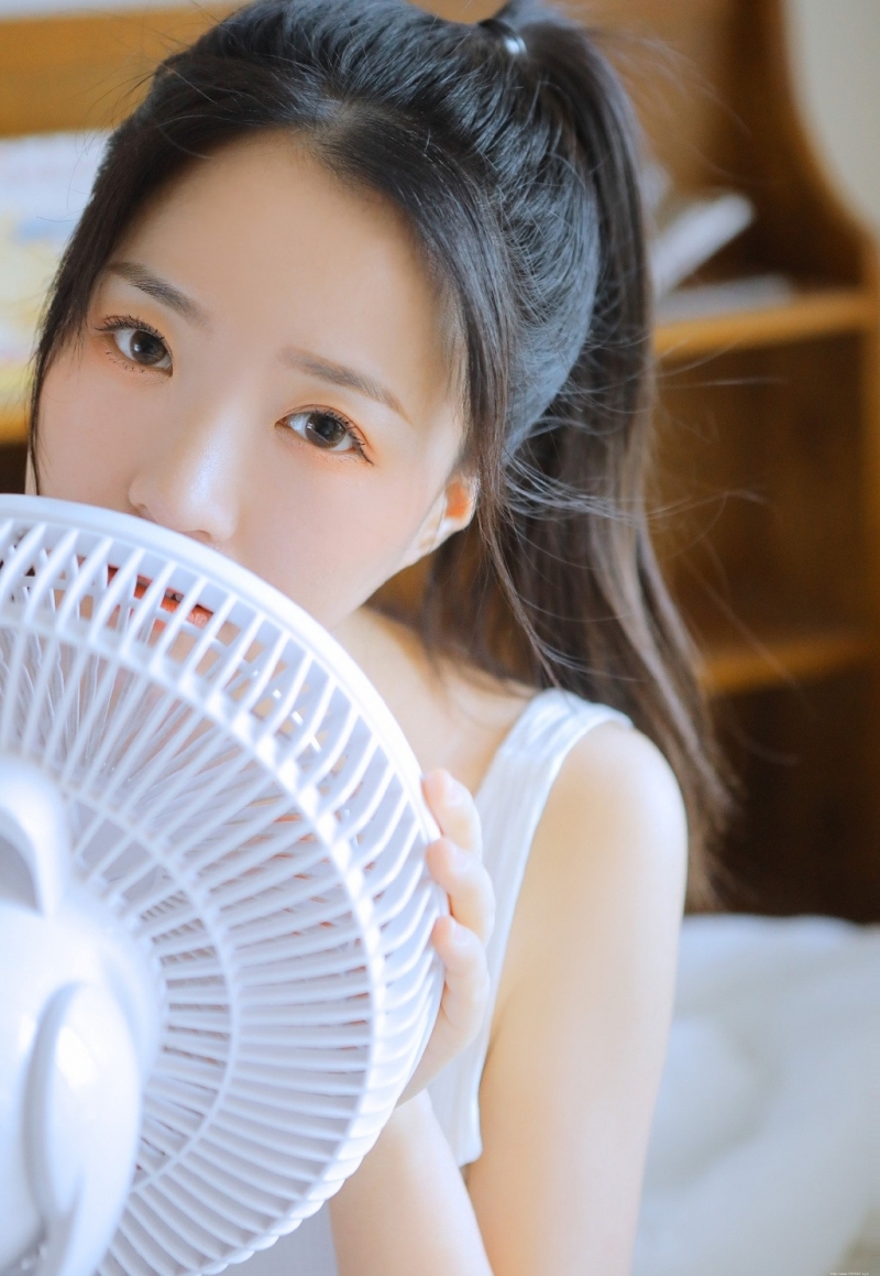 奶萌少女杏眼红唇娇憨可爱图片