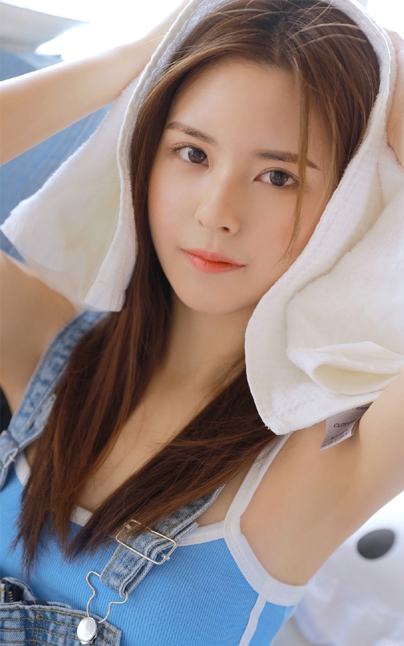 长发美女吊带睡裙苗条身材写真