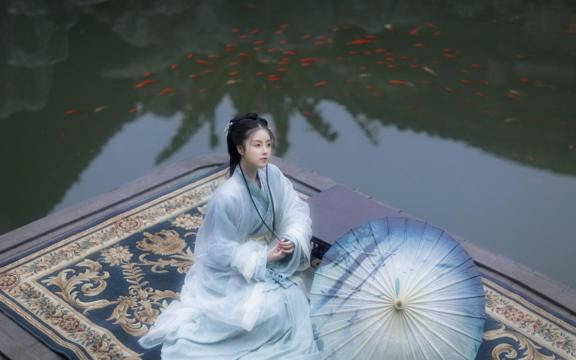 气质淡雅的古装美女飘逸汉服图片