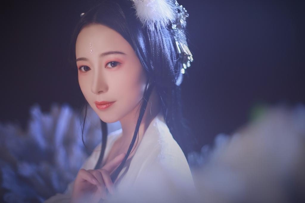 含羞带怯的古装美女汉服写真