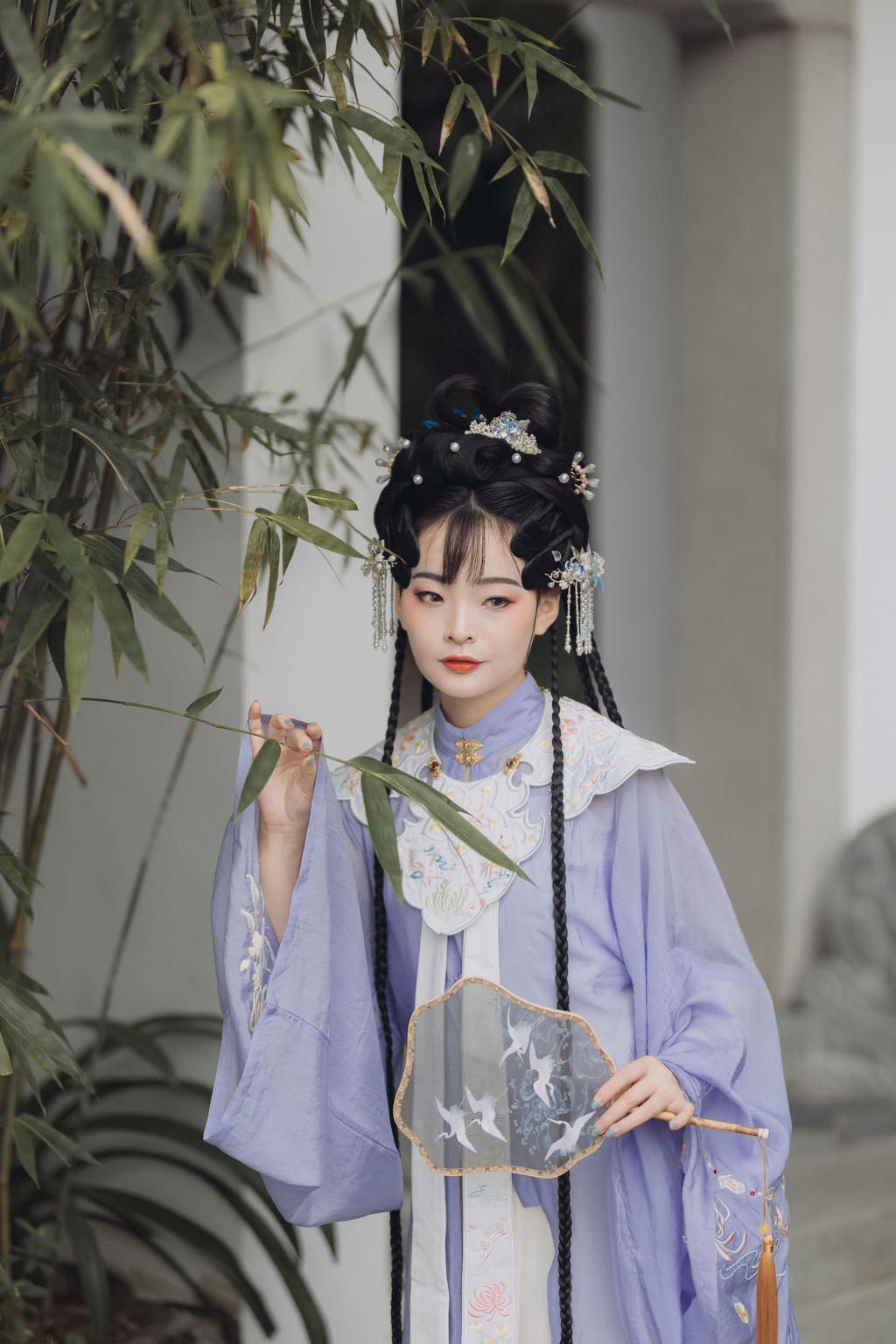 古典汉服美女婀娜多姿户外写真