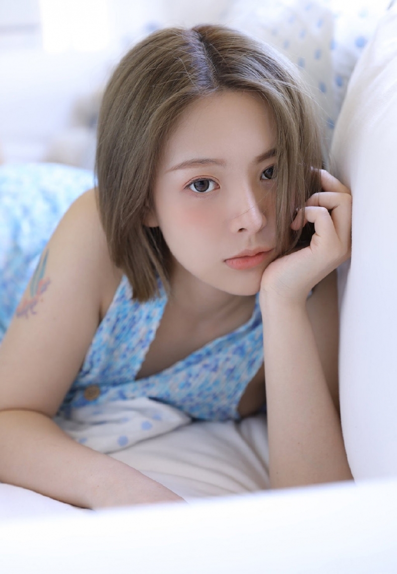 短发美女漂亮脸蛋室内个人写真