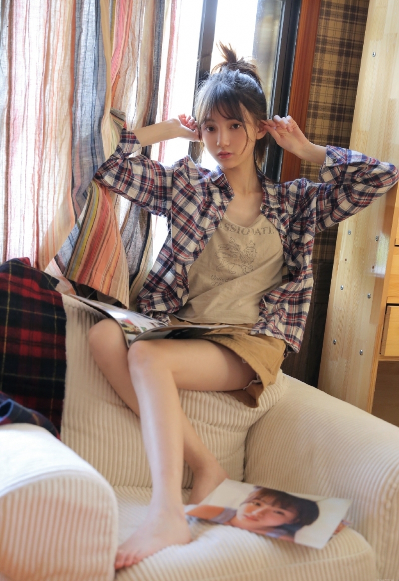 高马尾美眉白皙大长腿居家写真