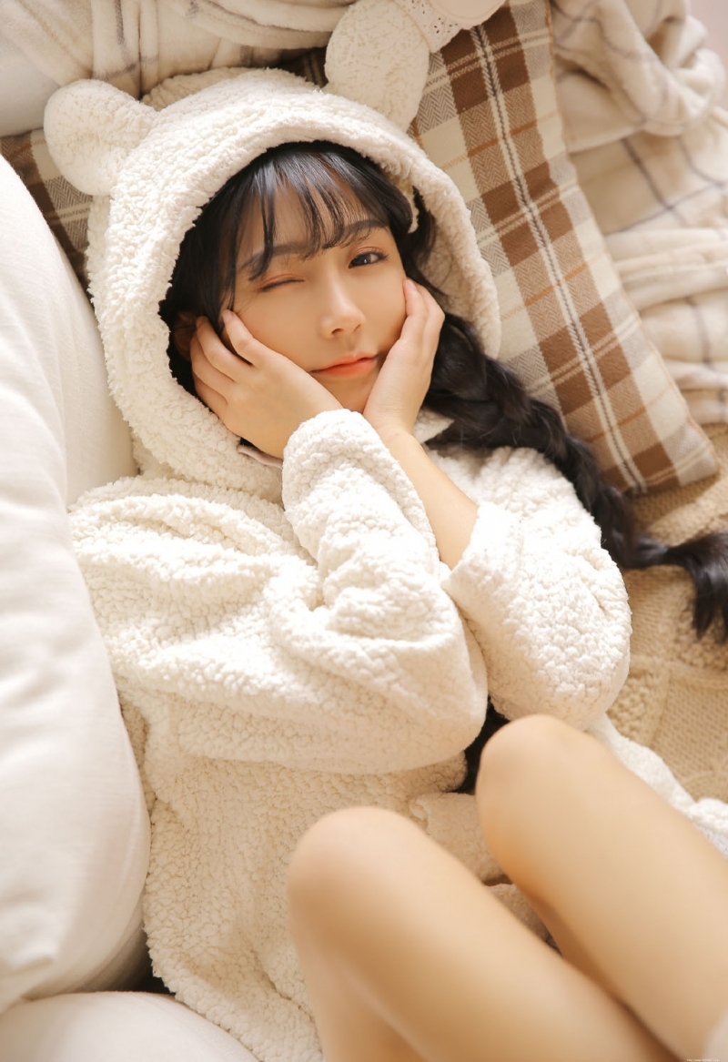 齐刘海萌妹子俏皮可爱私房写真