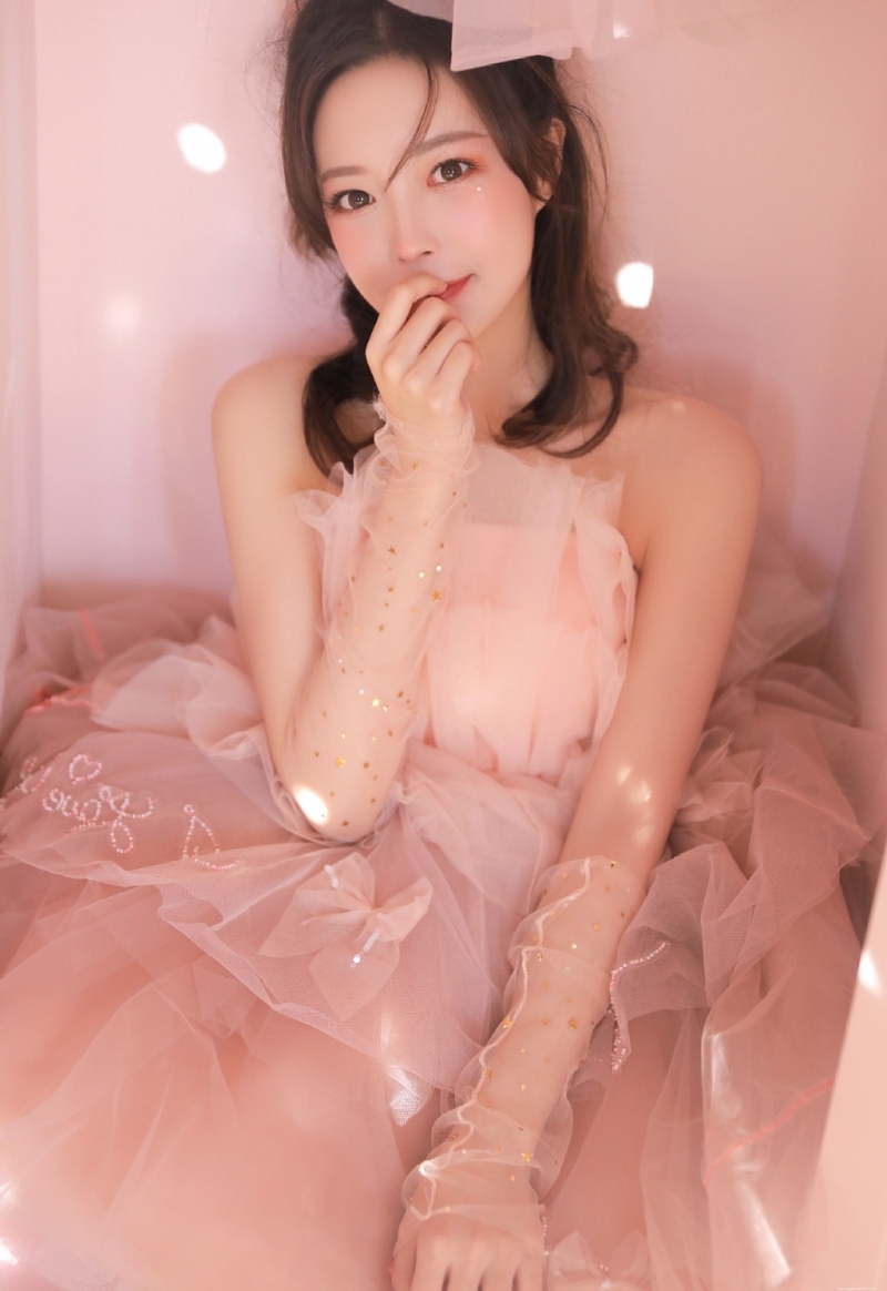 元气少女粉色纱裙香肩锁骨写真