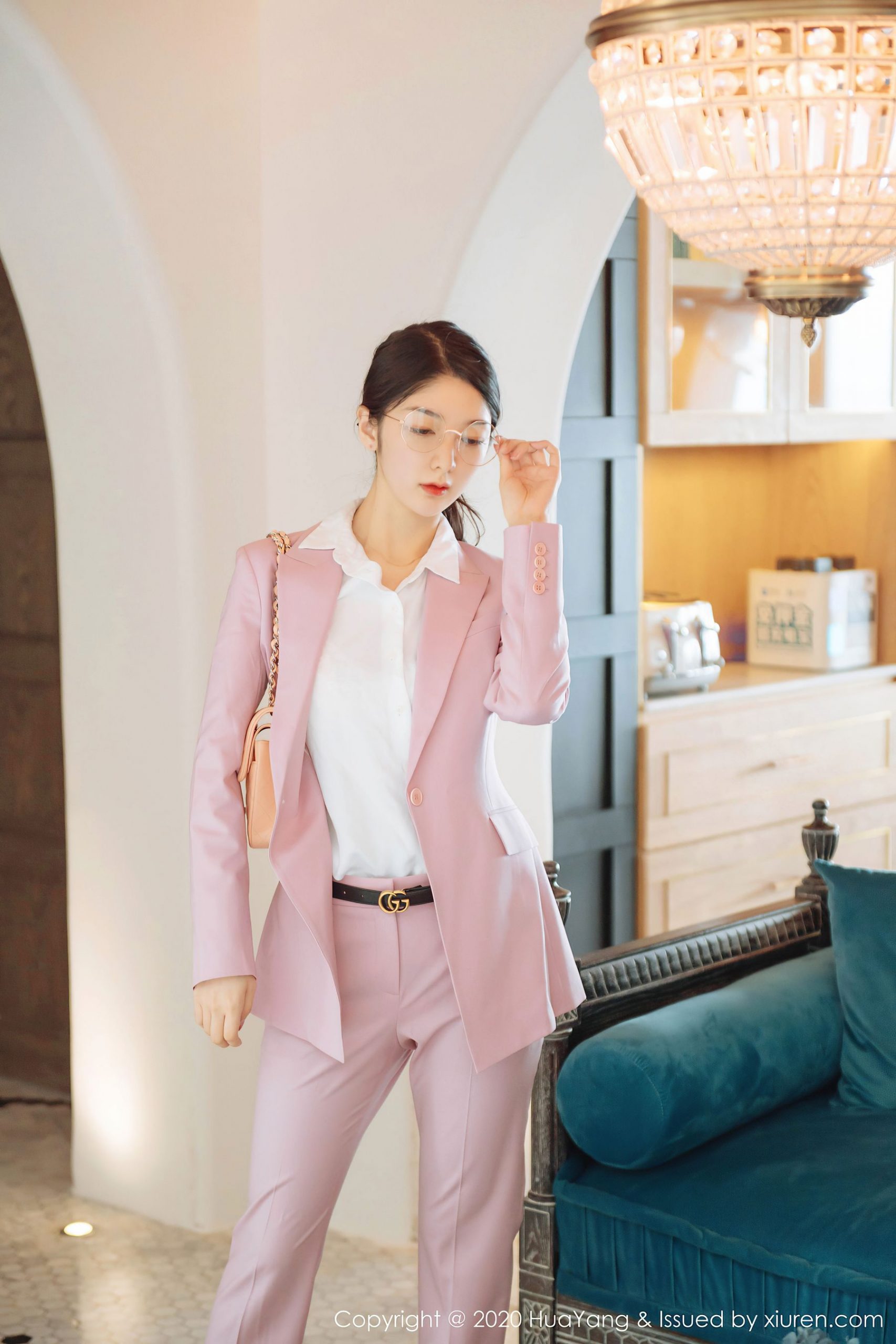 [花漾HuaYang] Vol.255 Angela小热巴 – 粉红西装+蕾丝内衣+黑丝