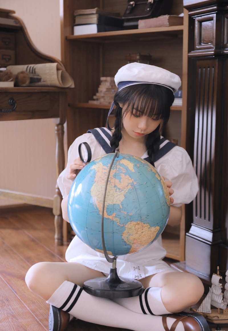 麻花辫学生妹海军制服居家写真