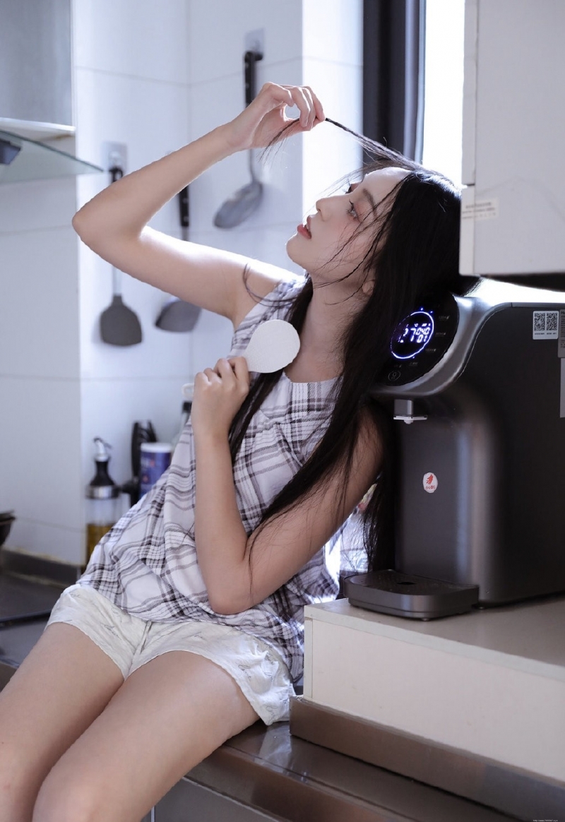 长发及腰美女漂亮脸蛋私房写真