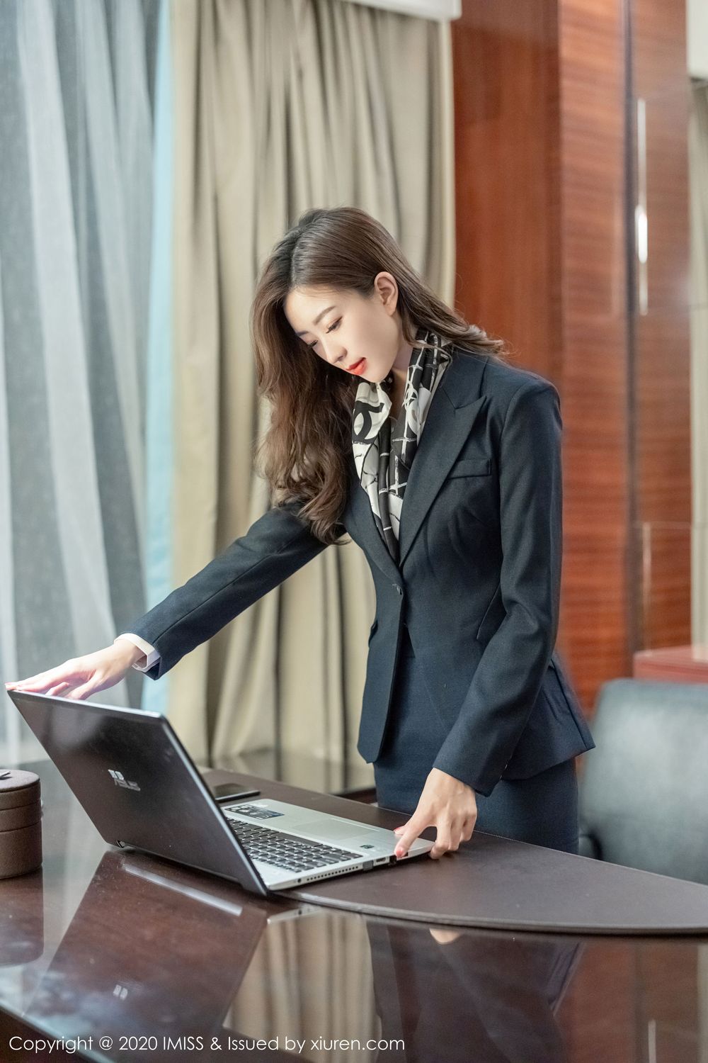 [IMiss爱蜜社] 美女模特杨紫嫣Cynthia丝袜美腿职场OL性感写真 Vol.444