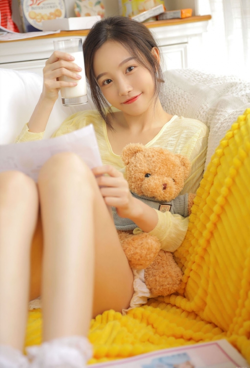 清纯美女白皙美腿室内个人写真