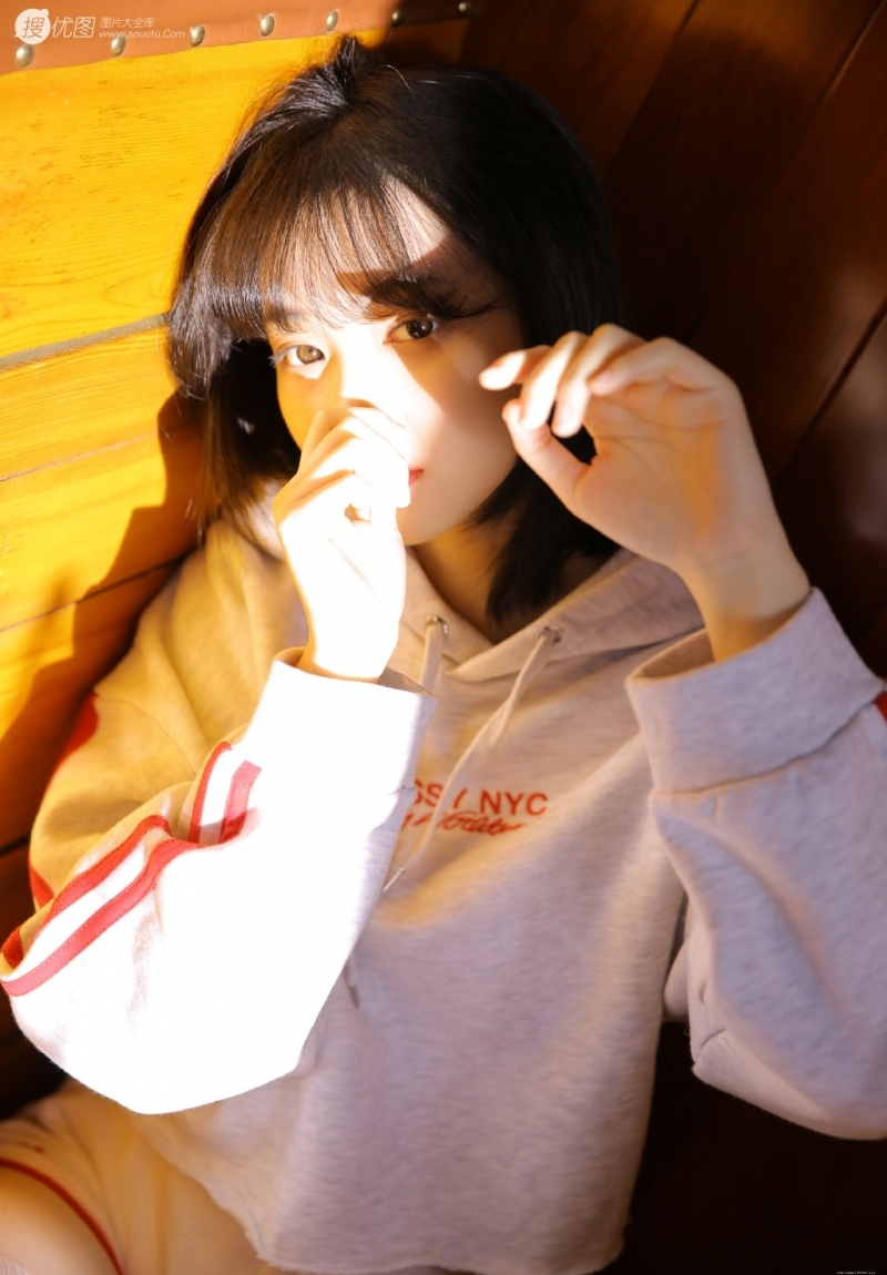 阳光下的运动服萌妹子私房写真