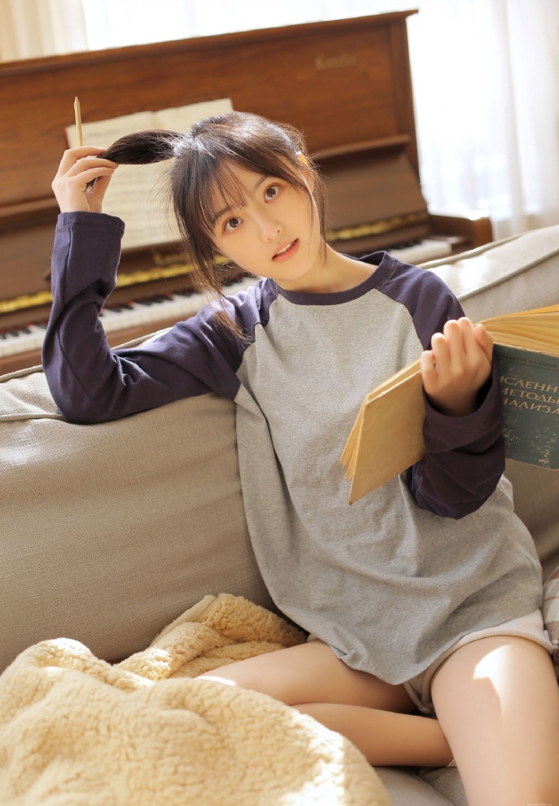 单马尾美女白皙大长腿私房写真