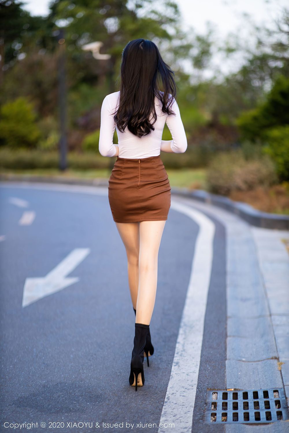 [XIAOYU语画界] 美女模特言沫 – 丝袜美腿户外车拍系列性感写真 Vol.387